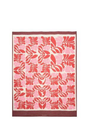 Tissu carré avec des motifs floraux rouges et roses symétriques sur fond crème, bordé d'un cadre brun rougeâtre foncé.