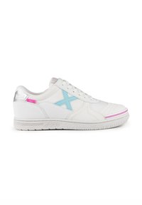 Zapatillas deportivas blancas con acentos en azul pastel, parte superior texturizada, suela a rayas en rosa y blanco, y detalle de talón en plata brillante.