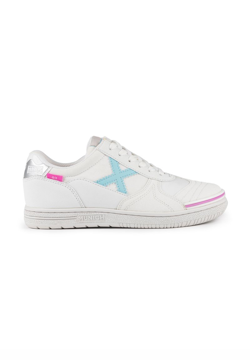 Zapatillas deportivas blancas con acentos en azul pastel, parte superior texturizada, suela a rayas en rosa y blanco, y detalle de talón en plata brillante.