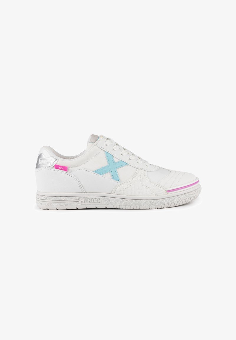 Zapatillas deportivas blancas con acentos en azul pastel, parte superior texturizada, suela a rayas en rosa y blanco, y detalle de talón en plata brillante.
