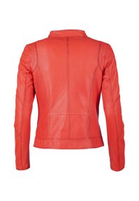 Röd läderjacka med figurnära design, hög krage och sömdetaljer på ärmar och rygg. Slät textur och elegant silhuett.