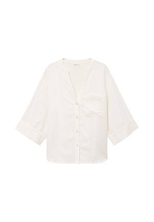 Witte blouse met knoopsluiting, driekwart mouwen en een enkele borstzak, gemaakt van lichtgewicht stof.