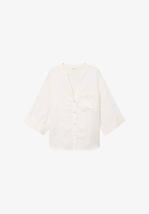 Witte blouse met knoopsluiting, driekwart mouwen en een enkele borstzak, gemaakt van lichtgewicht stof.