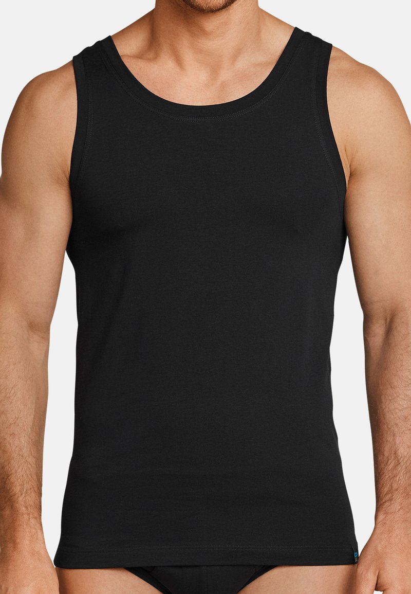 Sort tanktop lavet af bomuld; har en rund halsudskæring og er ærmeløs. Glat tekstur og tætsiddende silhuet.