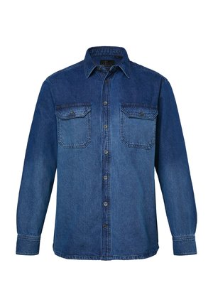 Chemise en denim bleu à manches longues avec fermeture à boutons, col pointu et deux poches poitrine avec rabats à boutons.