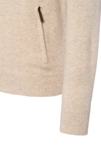 Beige gebreide trui met een gestructureerd oppervlak, een zijzak met rits en geribbelde manchetten en zoom voor een snug fit.