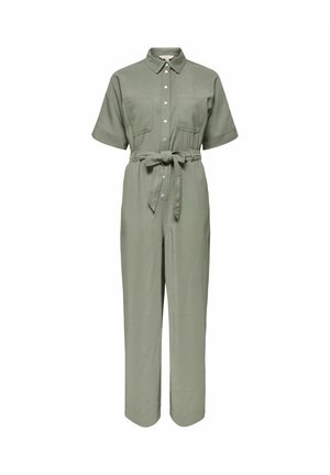 Mono corto de manga corta color verde oliva con cierre de botones en el frente, dos bolsillos en el pecho, cuello y cinturón de tela anudado en la cintura.