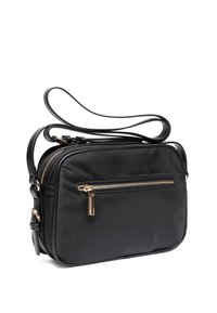 Borsa a tracolla in raso nero con una lunga tracolla singola, dotata di una tasca frontale con zip e dettagli in metallo dorato. Forma rettangolare, texture liscia.