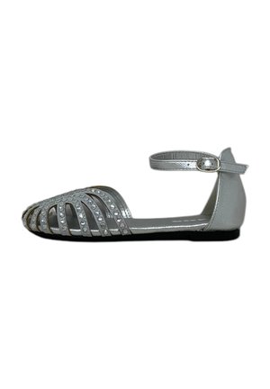 Scarpe piatte metalliche argento con cinturino alla caviglia, design open-toe, ritagli decorativi e dettagli in strass sulla parte superiore.