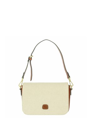 Bolso bandolera rectangular beige con asa y ribete de cuero marrón, herrajes en tono dorado y pequeño parche con logo en la solapa frontal.