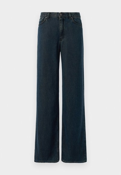 Široke temno modre kavbojke z visokim pasom, petimi žepi in subtilnimi detajli šivanja. Tkanina ima gladko teksturo.