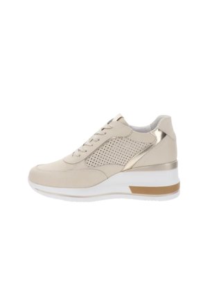 Sneaker donna beige con zeppa, pannello laterale traforato, dettagli in oro metallizzato, suola bianca e dettaglio marrone sul tallone.