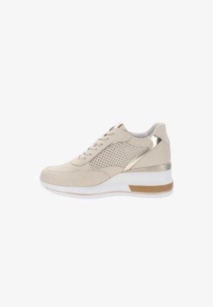 Sneaker donna beige con zeppa, pannello laterale traforato, dettagli in oro metallizzato, suola bianca e dettaglio marrone sul tallone.