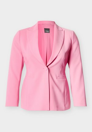 Różowy, dopasowany żakiet z pojedynczym zapięciem na guzik, dekoltem z wycięciem oraz dwoma przednimi kieszeniami, prezentowany na jednolitym jasnym tle.