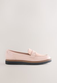 Mocassin en cuir verni rose avec dessus en daim, détails perforés et semelle noire épaisse sur fond neutre.