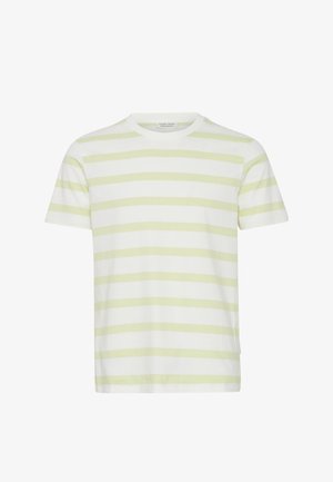 Camiseta de manga corta en blanco con rayas horizontales en verde claro, confeccionada con tela suave. Cuello redondo, ajuste relajado, branding mínimo en la etiqueta.