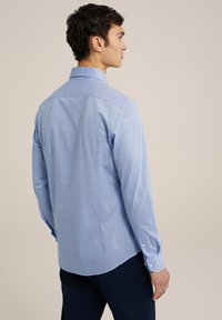 WE Fashion FUNDAMENTALS - Marškiniai - light blue