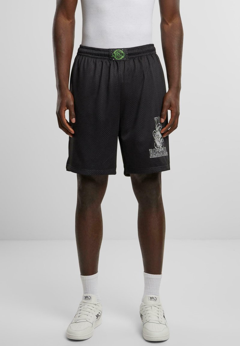 Un short de basketball en mesh noir avec une ceinture élastique confortable, arborant un texte graphique blanc et une étiquette d'accent vert.