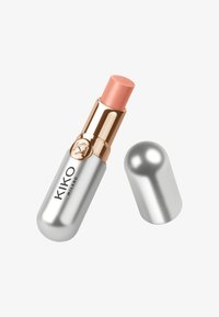 KIKO Milano lippenstift in een slanke zilveren tube met een gouden accent. De bullet heeft een zachte perzikkleur, met een gladde afwerking en een ronde vorm.
