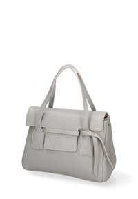 Borsa a tracolla in pelle grigia chiara con una forma strutturata, manici superiori, chiusura a pattina e dettagli decorativi in cinghie. Superficie texturizzata con cuciture minime.