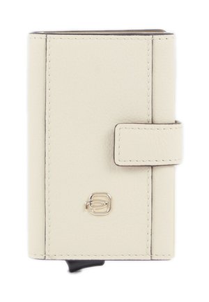 Kompakte Geldbörse aus cremefarbenem Leder mit genähten Kanten, einem Druckverschluss und einem kleinen metallischen Logo in der Mitte vorne.