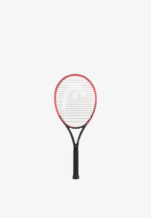 Raquette de tennis avec manche noir et cadre rouge, cordée tendue, centrée sur un fond blanc.