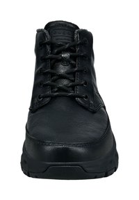 Schwarze Leder-Schnürstiefel mit gepolstertem Kragen und dicker Sohle, von vorne betrachtet.