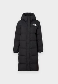Crni dugi puffer kaput s kapuljačom, kvadratni dizajn, logo The North Face na prsima i bočni džepovi. Glatka, izolirana tkanina.