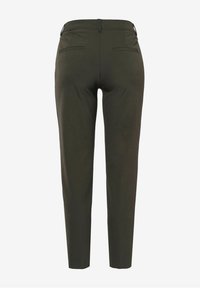 Pantalon vert olive foncé coupé sur mesure vu de dos, avec passants de ceinture et deux poches arrière horizontales sur un fond blanc.