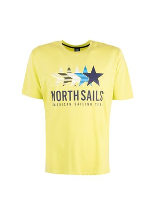Geel katoenen T-shirt met een grafisch ontwerp van sterren in verschillende kleuren en de tekst "NORTH SAILS AMERICAN SAILING TEAM".