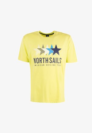 Żółty bawełniany T-shirt z nadrukiem przedstawiającym gwiazdy w różnych kolorach oraz napisem "NORTH SAILS AMERICAN SAILING TEAM".