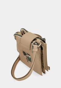 Kleine beige Umhängetasche mit geprägten geometrischen Mustern, zwei Reißverschlussfächern und einem abnehmbaren Schultergurt auf weißem Hintergrund.