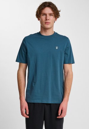 Kurzärmliges T-Shirt in Teal aus Baumwolle, mit Rundhalsausschnitt und kleinem gestickten Chevron-Logo auf der linken Brust.