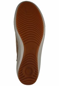 Vaaleanruskea mokkanahkainen kenkä, jossa on kumipohja. Pohjassa on uritettu kuvio ja valkoinen reuna. Pohjassa prässätty "legero"-logo.