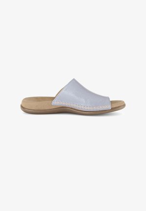 Lichtblauwe slidesandaal met een gewatteerd beige voetbed, een bruine zool en een zichtbare kruissteekdetail langs de rand van de bovenzool.