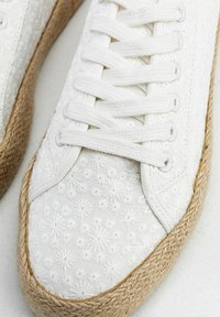 Weiße Schnürsneaker mit gesticktem Blumenmuster, Obermaterial aus strukturiertem Stoff und mit Seil umwickelter Sohle. Weiches, flaches Design mit runder Zehenform.