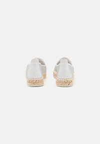 Hvite espadriller med vevd tekstiloverdel og flettet jutesåle. Rund tå, slip-on-design med glatt bak hæl.