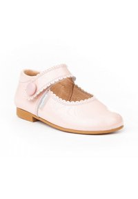 Zapato tipo Mary Jane de charol rosa con bordes festoneados, una correa a juego y un acento de botón redondo. Suela plana de goma.