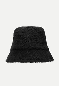 Pălărie neagră din fleece texturat; are o margine largă, în pantă descendentă și un vârf cu două straturi pentru un plus de profunzime.