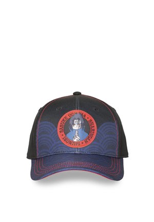 Casquette de baseball avec des panneaux noirs et bleus, une couture rouge et un emblème circulaire représentant le personnage d'anime Sasuke Uchiha avec un geste de la main.