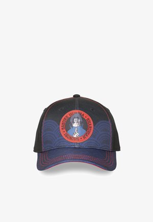 Casquette de baseball avec des panneaux noirs et bleus, une couture rouge et un emblème circulaire représentant le personnage d'anime Sasuke Uchiha avec un geste de la main.