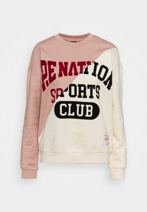 Pyöreäkauluksinen collegepaita, jossa vaaleanpunainen ja kermaan vivahtava diagonaalinen väriblokki sekä näyttävä punainen ja musta "PENATION SPORTS CLUB"-teksti.