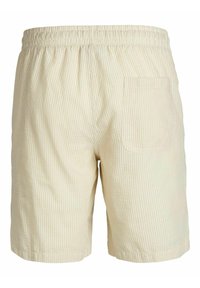 Pantalones cortos de color beige claro con rayas blancas, cinturilla elástica y un bolsillo trasero. Confeccionados con una tela suave de textura agradable.