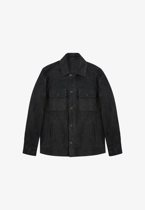 Chaqueta de ante negra con cuello, dos bolsillos en el pecho y dos bolsillos laterales. Presenta cierres de botón y una textura suave.