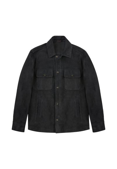 Giacca in suede nera con colletto, due tasche sul petto e due tasche laterali. Presenta chiusure a bottone e una superficie liscia.