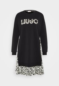 Schwarzes Sweatshirt-Kleid mit einem kontrastierenden weißen "LIU-JO"-Grafik. Der Saum ist mit einer schwarz-weißen Tiermuster-Rüsche verziert.