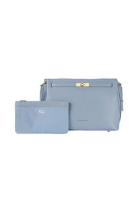 Borsa a tracolla in pelle blu chiaro con chiusura dorata, dotata di una pochette blu con zip staccabile. Superficie testurizzata, design minimalista, forma elegante.