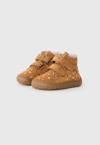 Botas de ante marrón para niños pequeños con correas de velcro, que cuentan con un forro cálido y un patrón de puntos en rosa metálico en la parte superior.