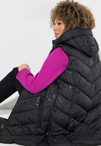 Ulla Popken HYPRAR LONG QUILTED - Väst - black