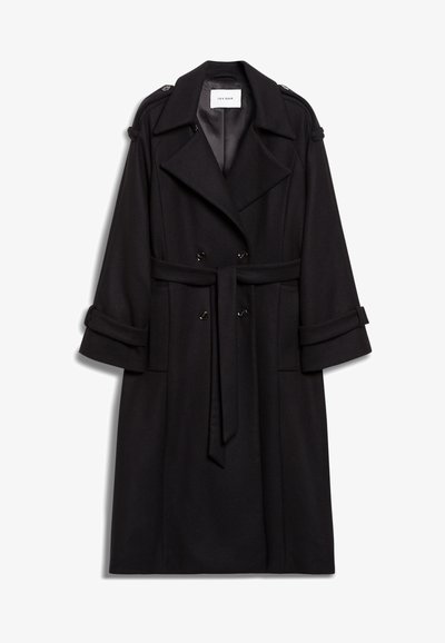 Must must trench coat, millemust langus, vööga talje ja rullitud varrukad. Tähtsad detailid hõlmavad õlavarre epauletti.